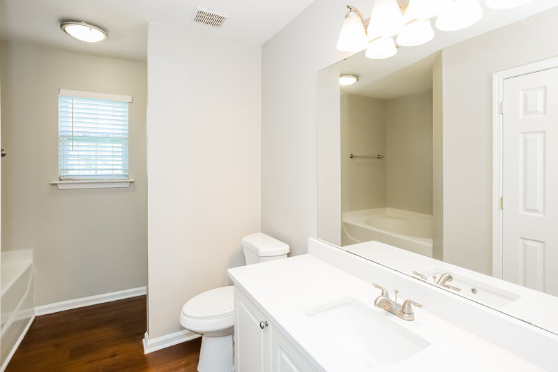 2,065/Mo, 4009 Ranchview Ln Charlotte, NC 28216 Main Bathroom View