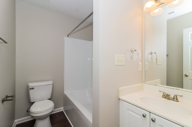 1,975/Mo, 4009 Ranchview Ln Charlotte, NC 28216 Bathroom View