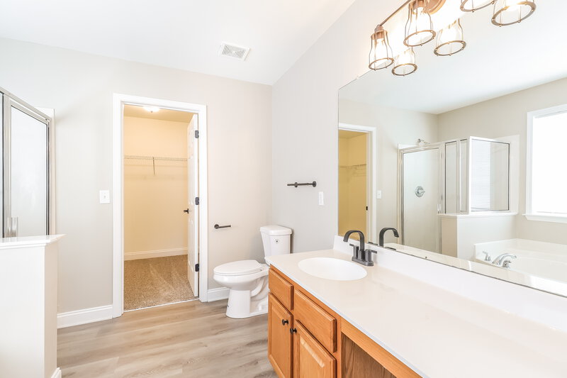2,365/Mo, 2405 Harwood Hills Ln Charlotte, NC 28214 Main Bathroom View