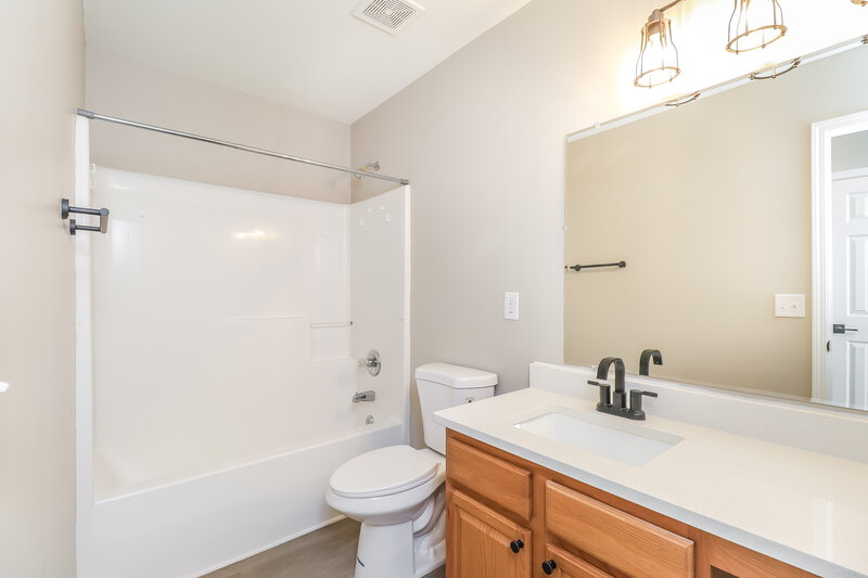 2,365/Mo, 2405 Harwood Hills Ln Charlotte, NC 28214 Bathroom View