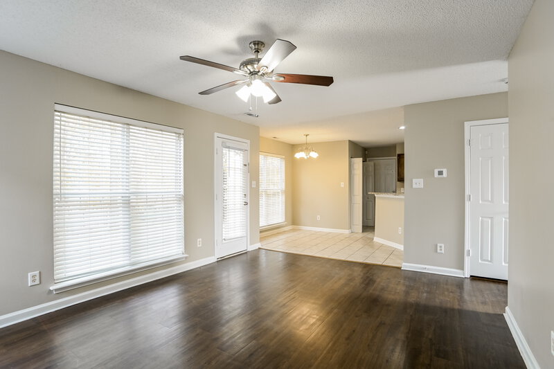 2,180/Mo, 14133 Southbridge Forest Dr Charlotte, NC 28273 Living Room View 3