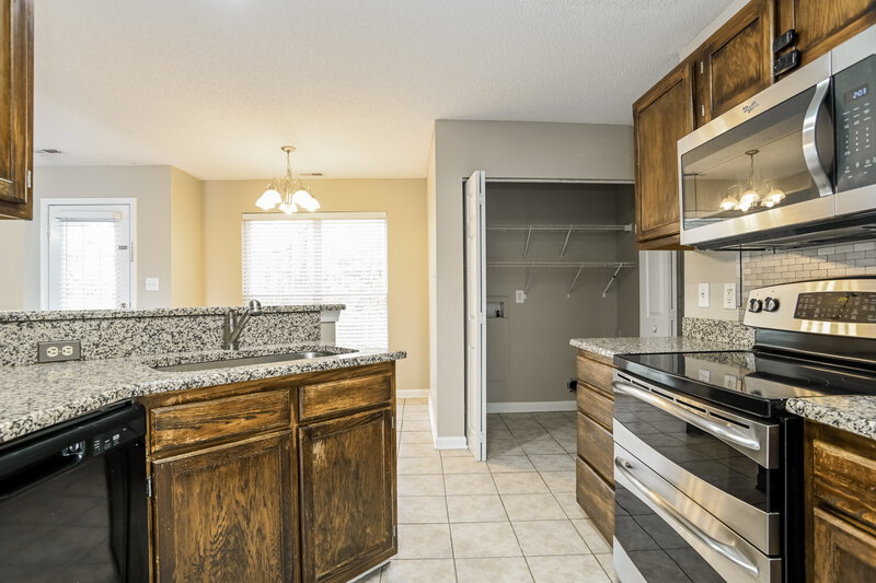 2,180/Mo, 14133 Southbridge Forest Dr Charlotte, NC 28273 Kitchen View 2