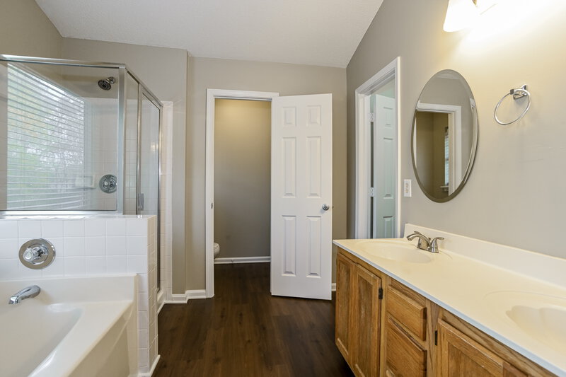 2,180/Mo, 14133 Southbridge Forest Dr Charlotte, NC 28273 Main Bathroom View
