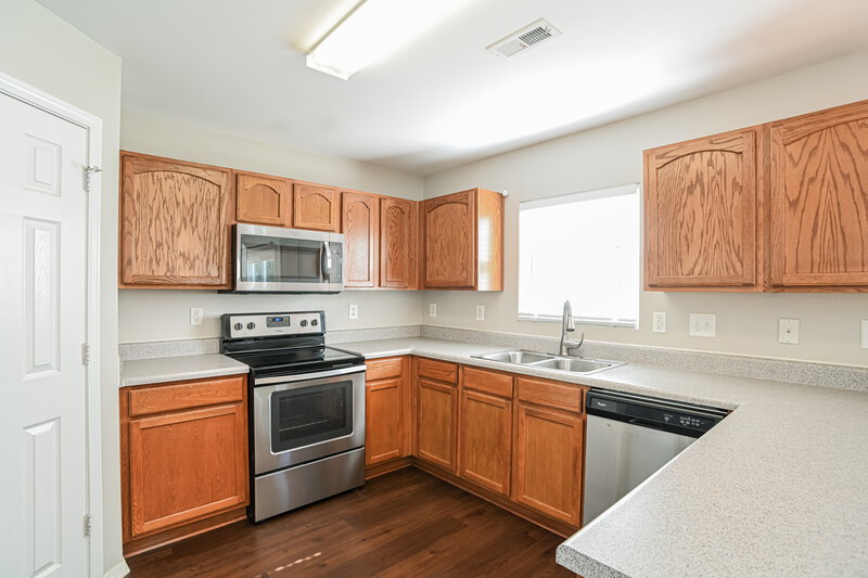 1,950/Mo, 9727 Hollystone Ln Charlotte, NC 28215 Kitchen View