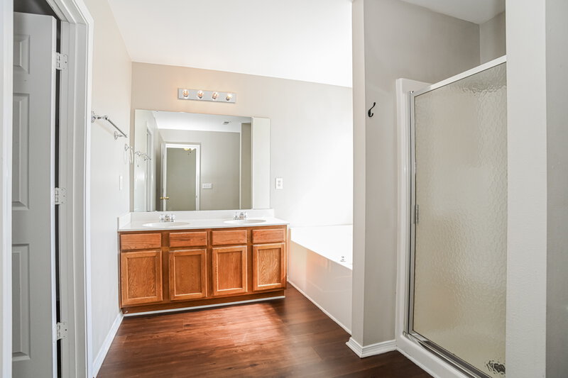 1,950/Mo, 9727 Hollystone Ln Charlotte, NC 28215 Main Bathroom View