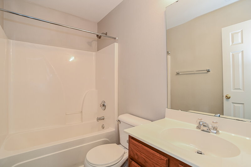 1,950/Mo, 9727 Hollystone Ln Charlotte, NC 28215 Bathroom View