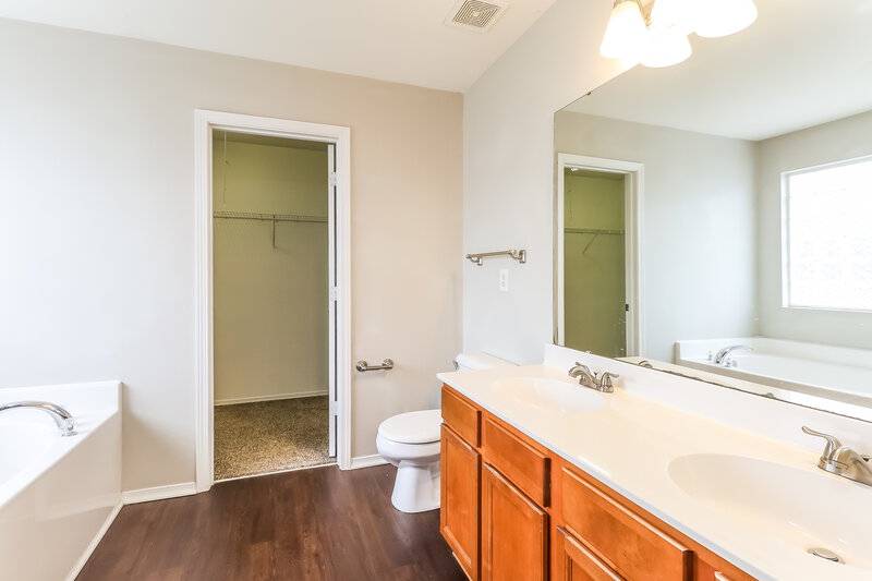2,070/Mo, 9606 Hollyburgh Ter Charlotte, NC 28215 Main Bathroom View