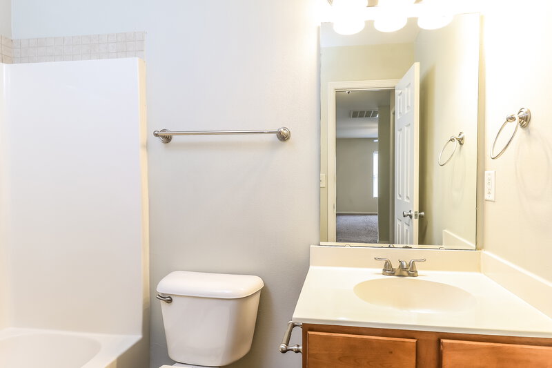 2,070/Mo, 9606 Hollyburgh Ter Charlotte, NC 28215 Bathroom View