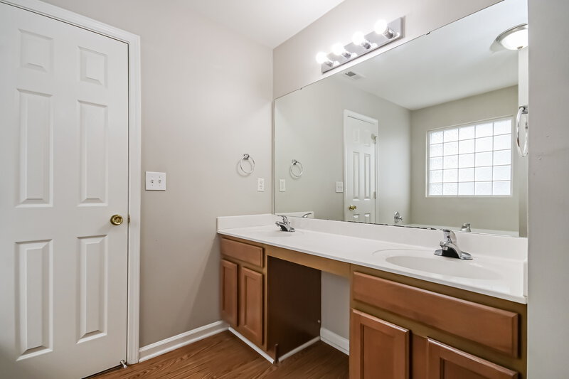 2,320/Mo, 5712 Falls Ridge Ln Charlotte, NC 28269 Main Bathroom View