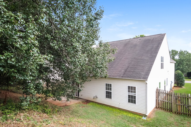 2,320/Mo, 5712 Falls Ridge Ln Charlotte, NC 28269 Rear View