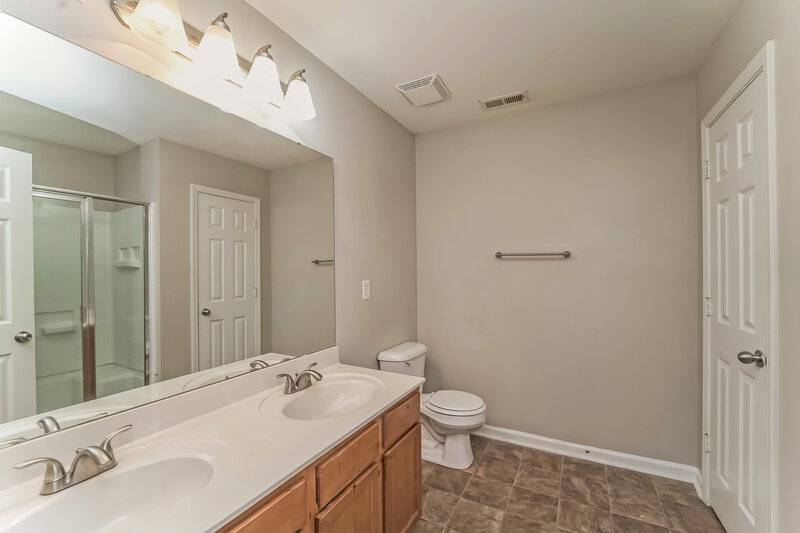 2,280/Mo, 7108 Bear Grass Ln Charlotte, NC 28227 Main Bathroom View