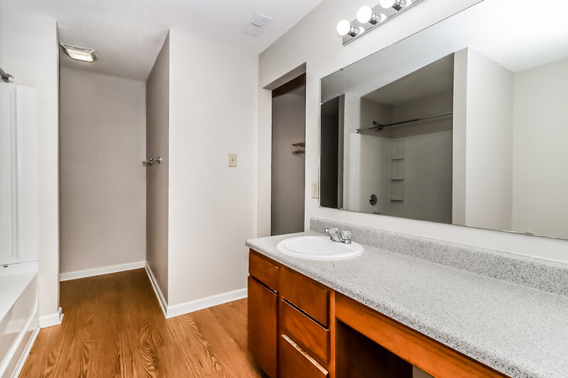 1,800/Mo, 6013 Twin Brook Dr Charlotte, NC 28269 Main Bathroom View