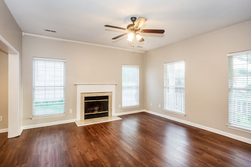 1,900/Mo, 10415 Battle Ct Charlotte, NC 28215 Living Room View 2