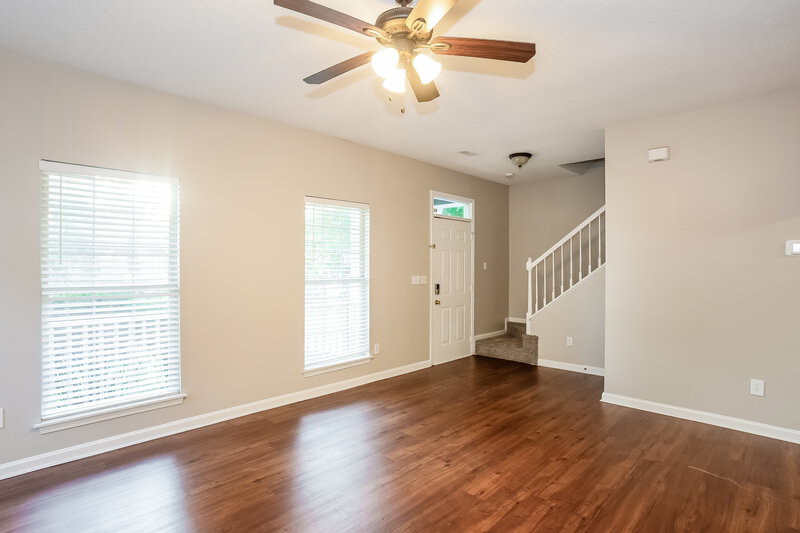1,900/Mo, 10415 Battle Ct Charlotte, NC 28215 Living Room View 3