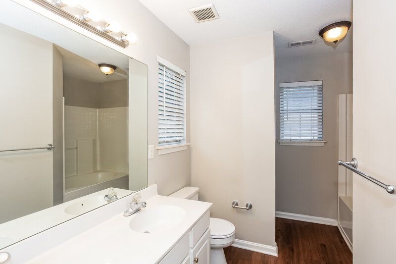 1,900/Mo, 10415 Battle Ct Charlotte, NC 28215 Main Bathroom View