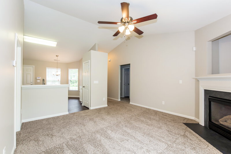 2,450/Mo, 9109 Munsing Dr Charlotte, NC 28269 Living Room View 2
