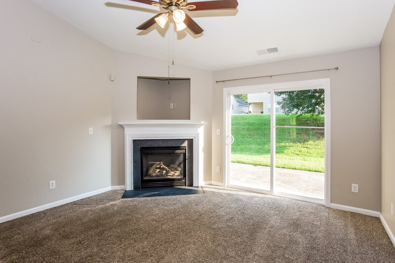 1,750/Mo, 9109 Munsing Dr Charlotte, NC 28269 Living Room View 2