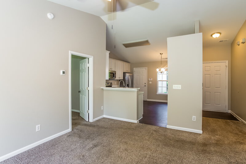1,750/Mo, 9109 Munsing Dr Charlotte, NC 28269 Living Room View 4