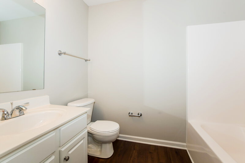 2,450/Mo, 9109 Munsing Dr Charlotte, NC 28269 Bathroom View
