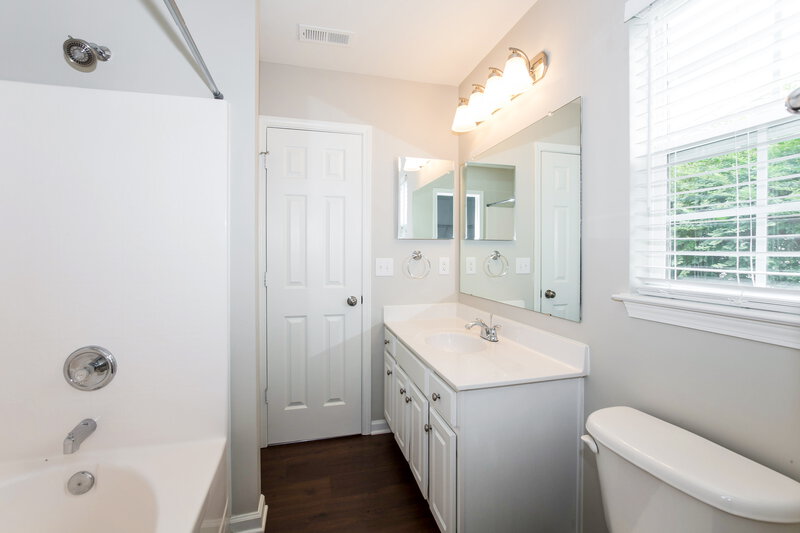 2,450/Mo, 9109 Munsing Dr Charlotte, NC 28269 Bathroom View 2