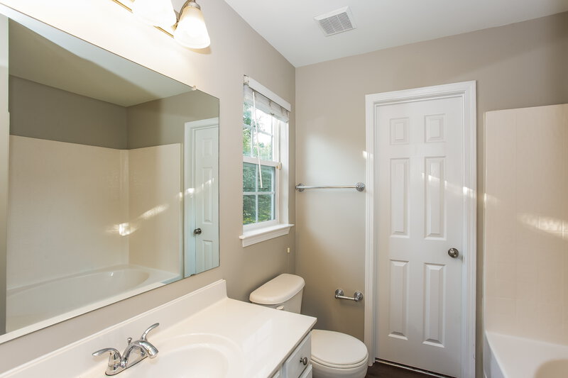 1,750/Mo, 9109 Munsing Dr Charlotte, NC 28269 Main Bathroom View