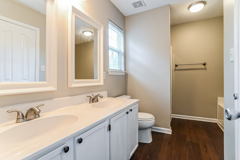 1,955/Mo, 11338 Northwoods Forest Dr Charlotte, NC 28214 Main Bathroom View