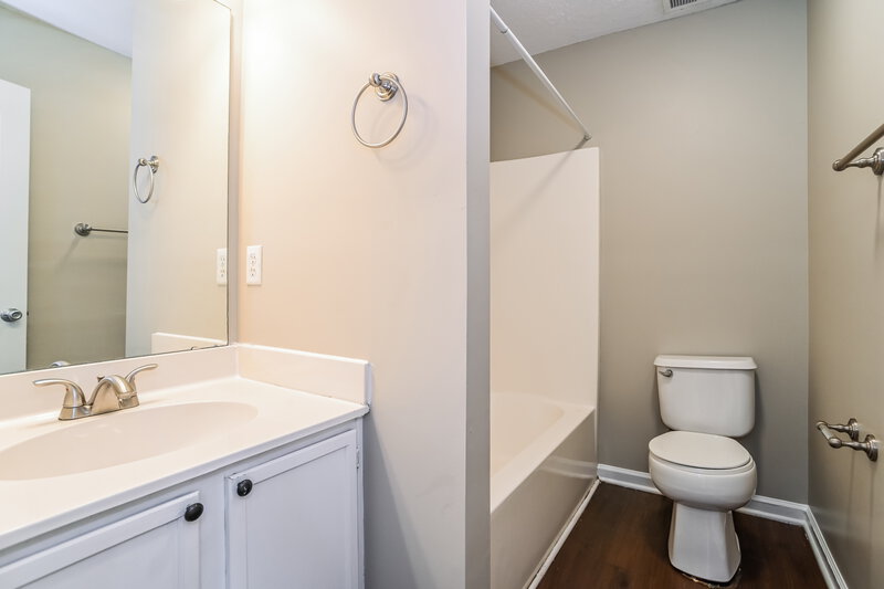 1,955/Mo, 11338 Northwoods Forest Dr Charlotte, NC 28214 Bathroom View