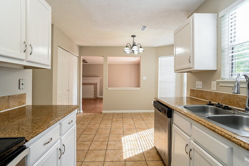 1,890/Mo, 8129 Vermilion Dr Charlotte, NC 28215 Kitchen View 2