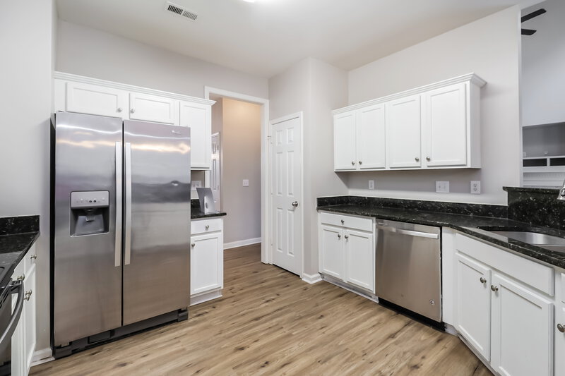 0/Mo, 13514 Planters Row Dr Charlotte, NC 28278 Kitchen View