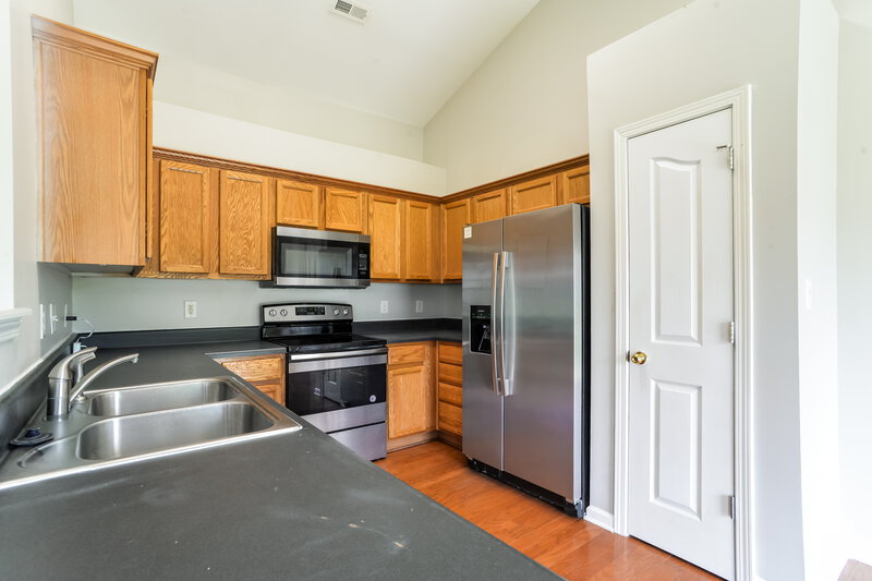 1,915/Mo, 10013 Green Hedge Ave Charlotte, NC 28269 Kitchen View