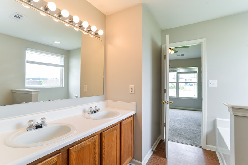 1,915/Mo, 10013 Green Hedge Ave Charlotte, NC 28269 Main Bathroom View