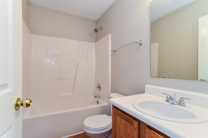 1,915/Mo, 10013 Green Hedge Ave Charlotte, NC 28269 Bathroom View