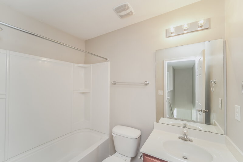 1,960/Mo, 9214 Cotton Gum Rd Charlotte, NC 28227 Bathroom View