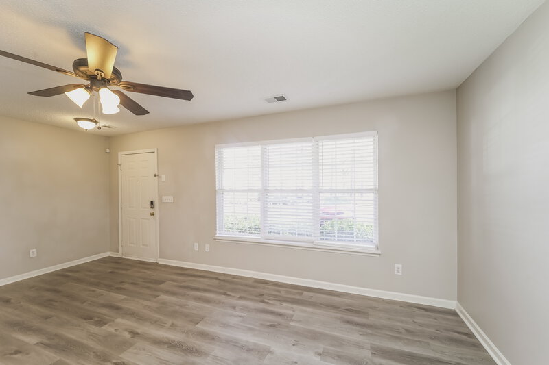 0/Mo, 10142 Forest Landing Dr Charlotte, NC 28213 Living Room View 3