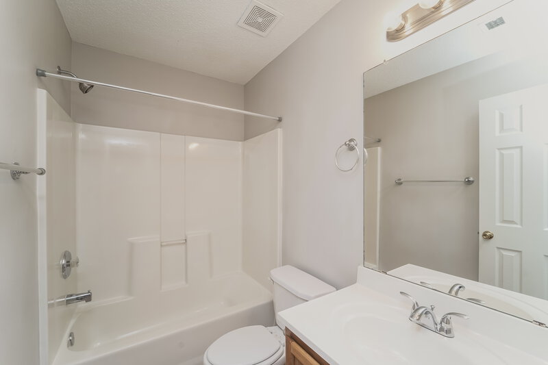 0/Mo, 10142 Forest Landing Dr Charlotte, NC 28213 Main Bathroom View