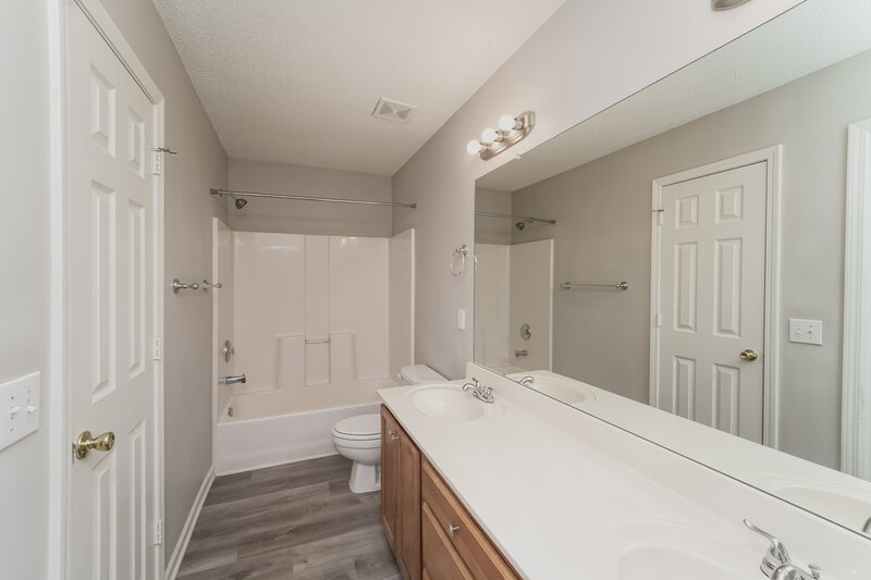 0/Mo, 10142 Forest Landing Dr Charlotte, NC 28213 Bathroom View