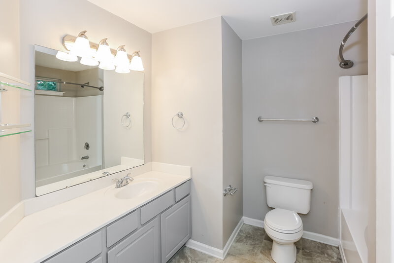 1,760/Mo, 8610 Treyburn Dr Charlotte, NC 28216 Main Bathroom View