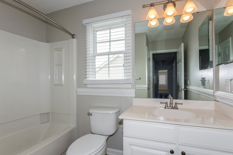 2,660/Mo, 8301 Tonawanda Dr Charlotte, NC 28277 Bathroom View
