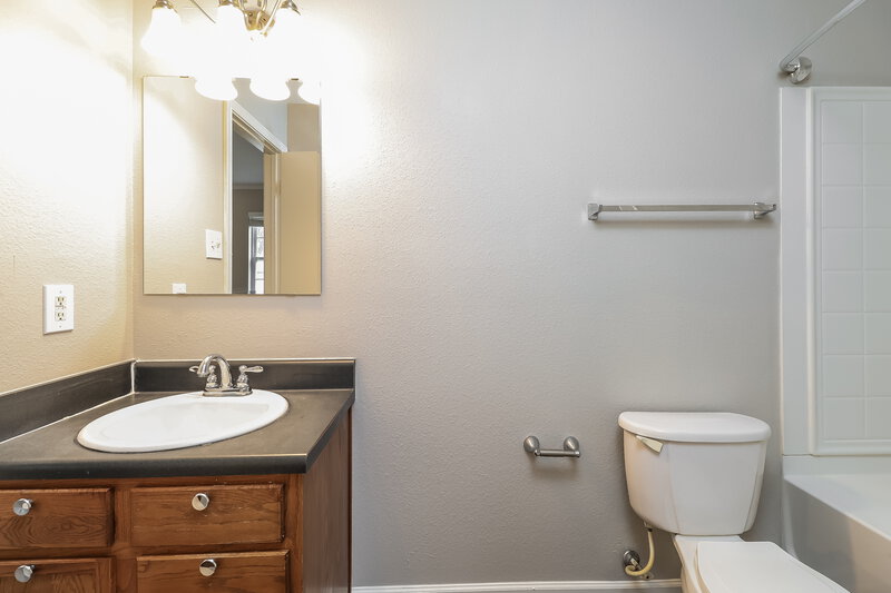 1,950/Mo, 7606 Eben Dr Charlotte, NC 28269 Main Bathroom View