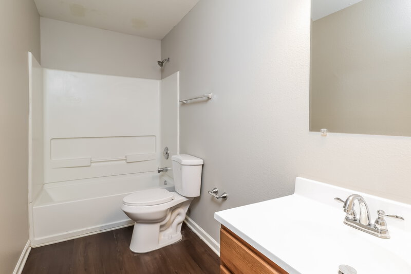 1,950/Mo, 7606 Eben Dr Charlotte, NC 28269 Bathroom View 2