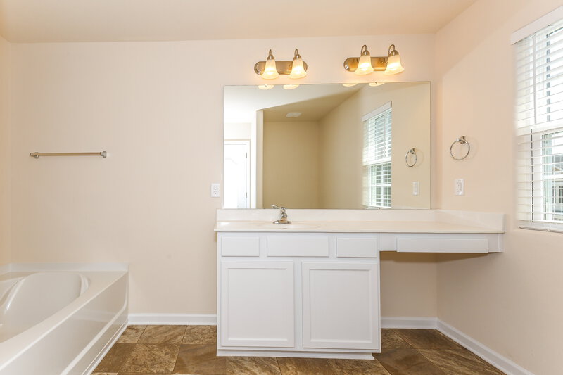 2,200/Mo, 1521 Waylon Ave Gastonia, NC 28054 Bathroom View