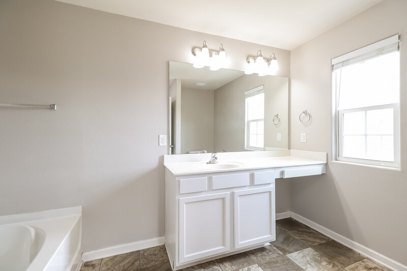1,975/Mo, 1521 Waylon Ave Gastonia, NC 28054 Main Bathroom View