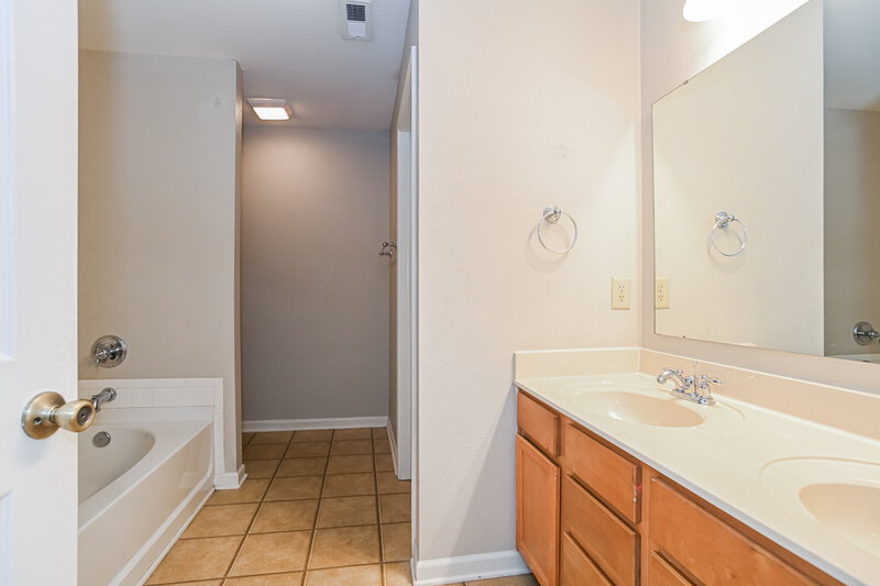 1,970/Mo, 1528 Bray Dr Charlotte, NC 28214 Main Bathroom View