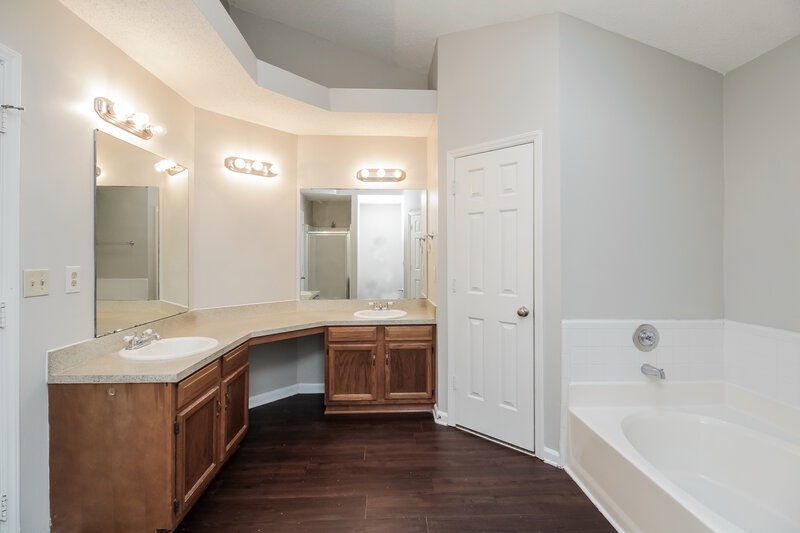 1,760/Mo, 2424 Torrington Ln Charlotte, NC 28262 Main Bathroom View