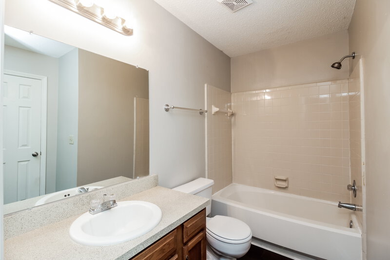 1,760/Mo, 2424 Torrington Ln Charlotte, NC 28262 Bathroom View