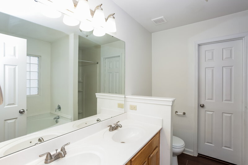 0/Mo, 7103 Fox Point Dr Charlotte, NC 28269 Main Bathroom View