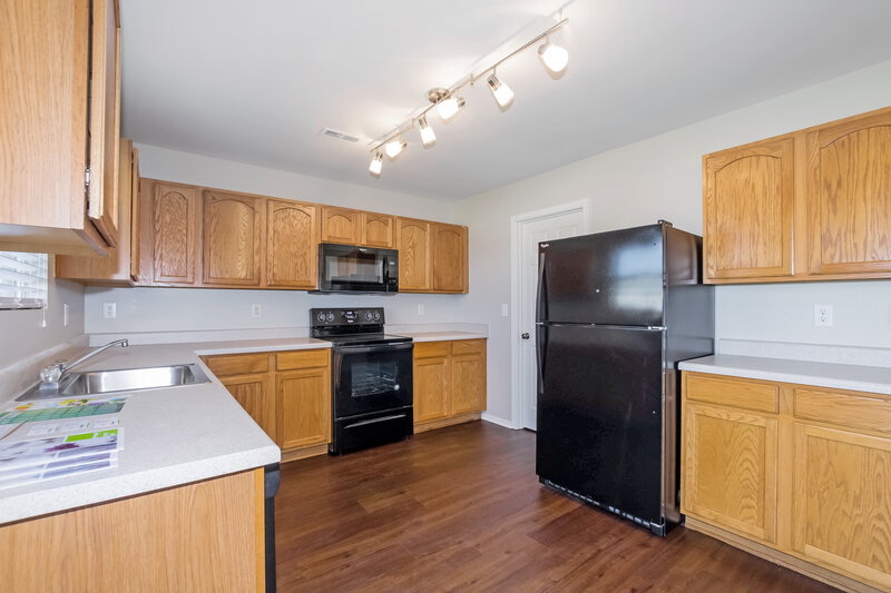 2,260/Mo, 8118 Rosberg Ln Charlotte, NC 28216 Kitchen View 2