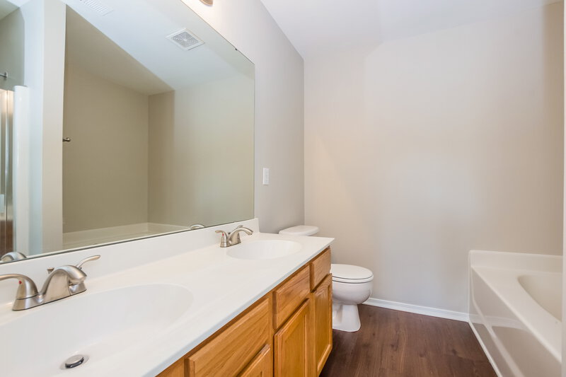2,260/Mo, 8118 Rosberg Ln Charlotte, NC 28216 Master Bathroom View