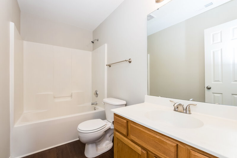 2,260/Mo, 8118 Rosberg Ln Charlotte, NC 28216 Bathroom View