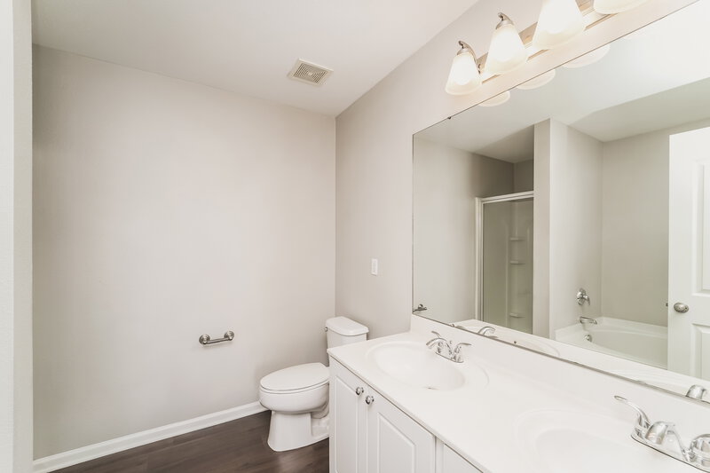 2,010/Mo, 1761 Harland St Charlotte, NC 28216 Main Bathroom View